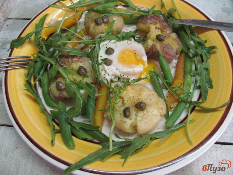 Фото приготовление рецепта: Овощи с яйцом пашот каперсами и рукколой шаг №7