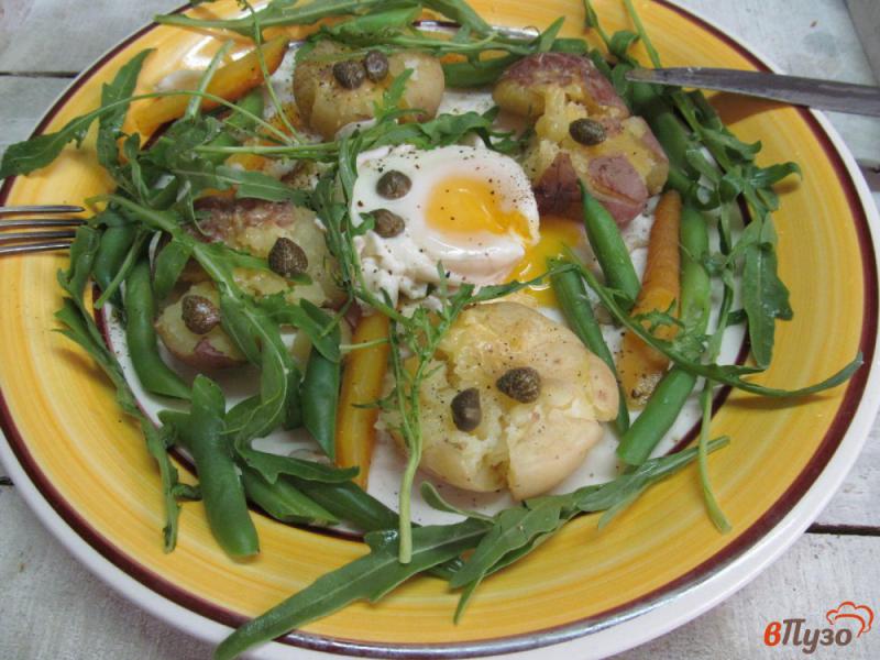 Фото приготовление рецепта: Овощи с яйцом пашот каперсами и рукколой шаг №8