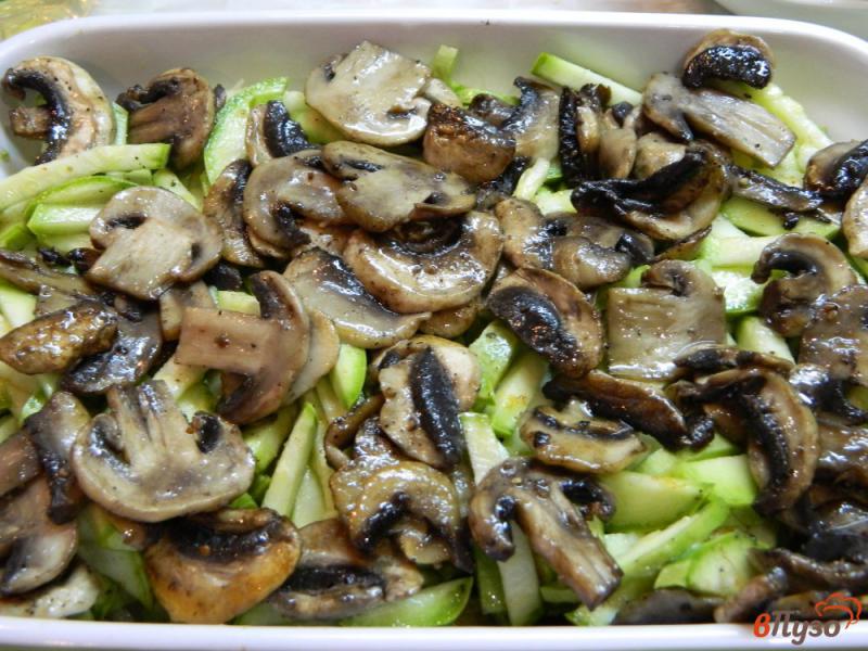 Фото приготовление рецепта: Запеканка из кабачков с грибами шаг №6