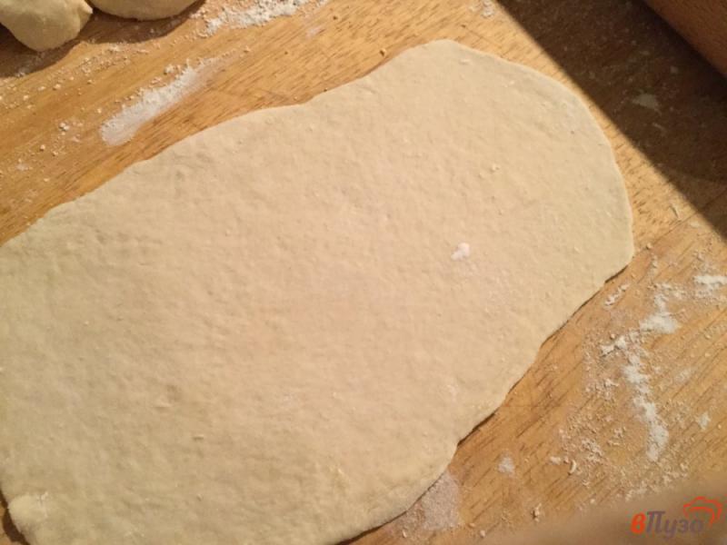 Фото приготовление рецепта: Закусочные булочки с сыром и ветчиной шаг №3