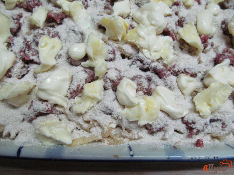 Фото приготовление рецепта: Болгарский пирог с яблоком и малиной шаг №8