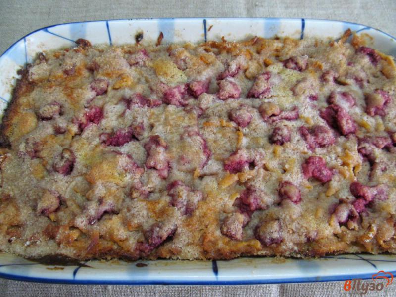 Фото приготовление рецепта: Болгарский пирог с яблоком и малиной шаг №9