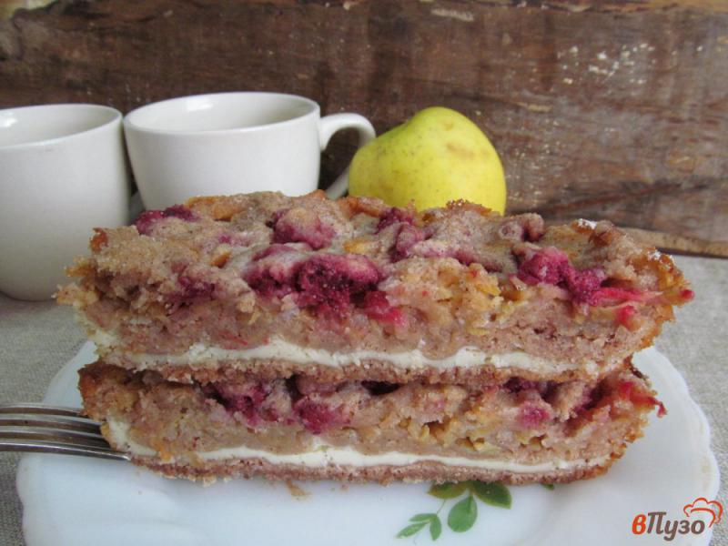 Фото приготовление рецепта: Болгарский пирог с яблоком и малиной шаг №10