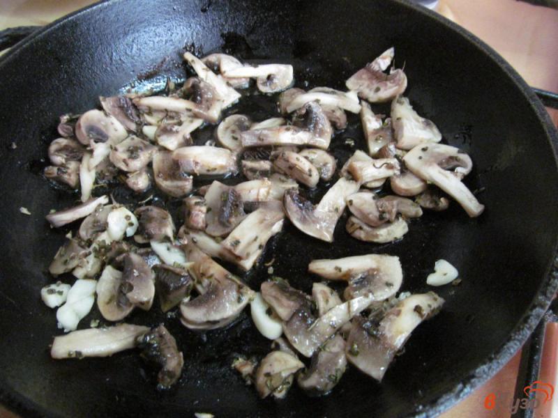 Фото приготовление рецепта: Куриная грудка под грибным соусом шаг №3