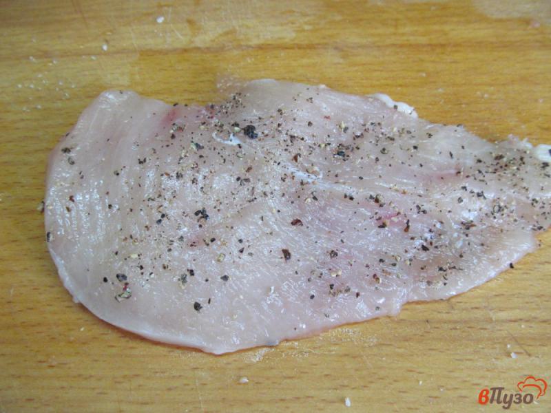Фото приготовление рецепта: Куриная грудка под грибным соусом шаг №2
