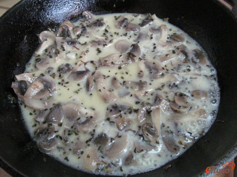 Фото приготовление рецепта: Куриная грудка под грибным соусом шаг №4