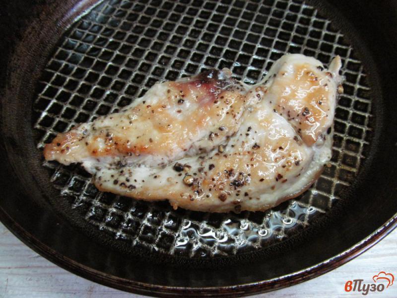 Фото приготовление рецепта: Куриная грудка под грибным соусом шаг №6