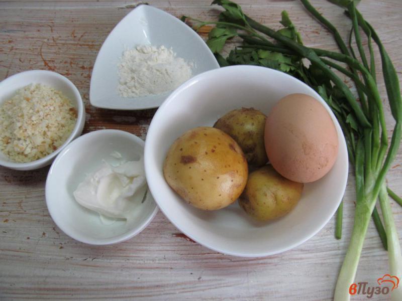 Фото приготовление рецепта: Картофельные оладьи со сметаной шаг №1