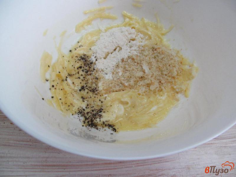 Фото приготовление рецепта: Картофельные оладьи со сметаной шаг №3