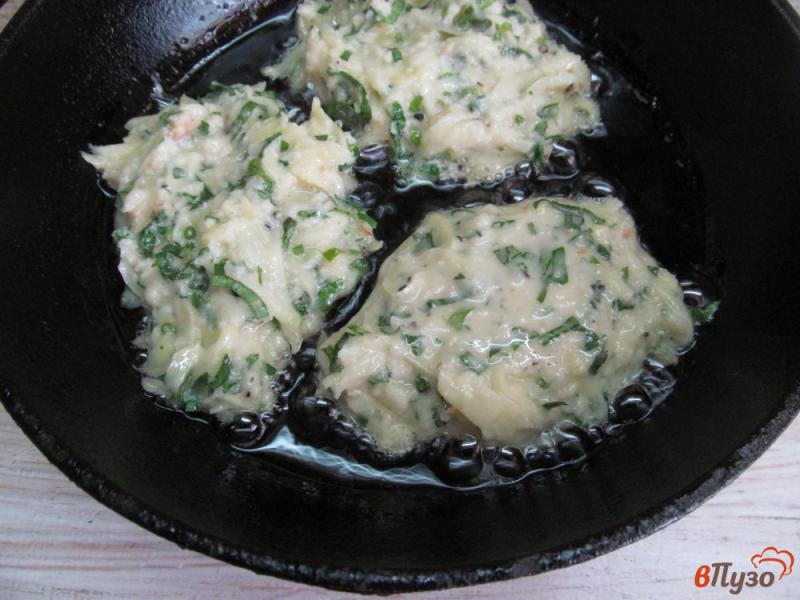 Фото приготовление рецепта: Картофельные оладьи со сметаной шаг №5