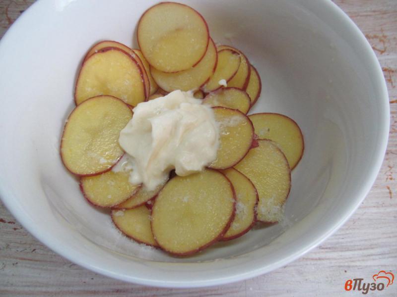 Фото приготовление рецепта: Запеченный картофель с фрикадельками «цветок» шаг №2