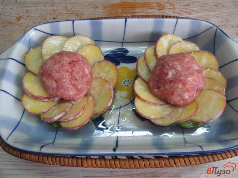 Фото приготовление рецепта: Запеченный картофель с фрикадельками «цветок» шаг №4