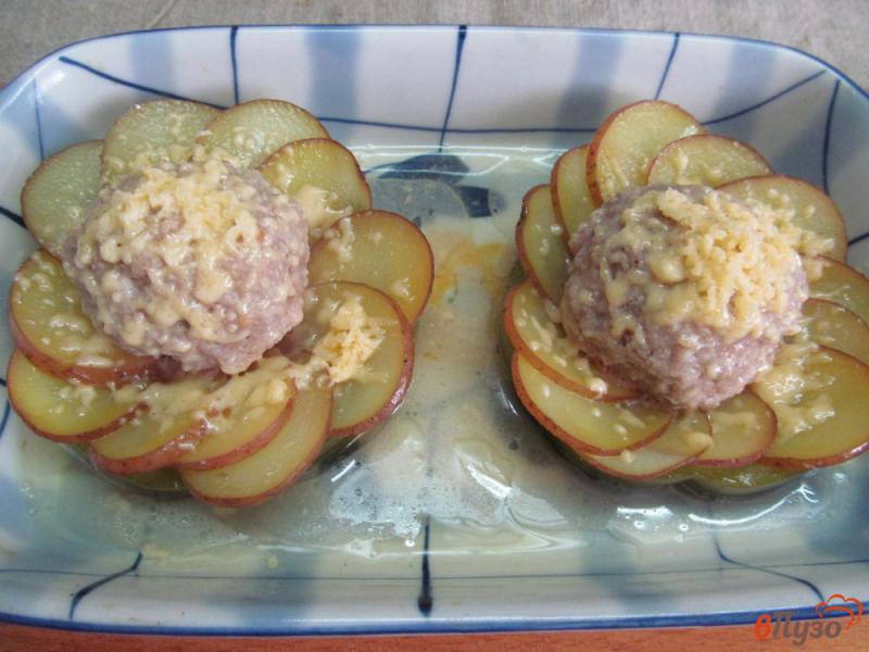 Фото приготовление рецепта: Запеченный картофель с фрикадельками «цветок» шаг №5