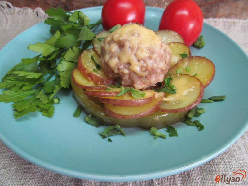 Фото приготовление рецепта: Запеченный картофель с фрикадельками «цветок» шаг №6