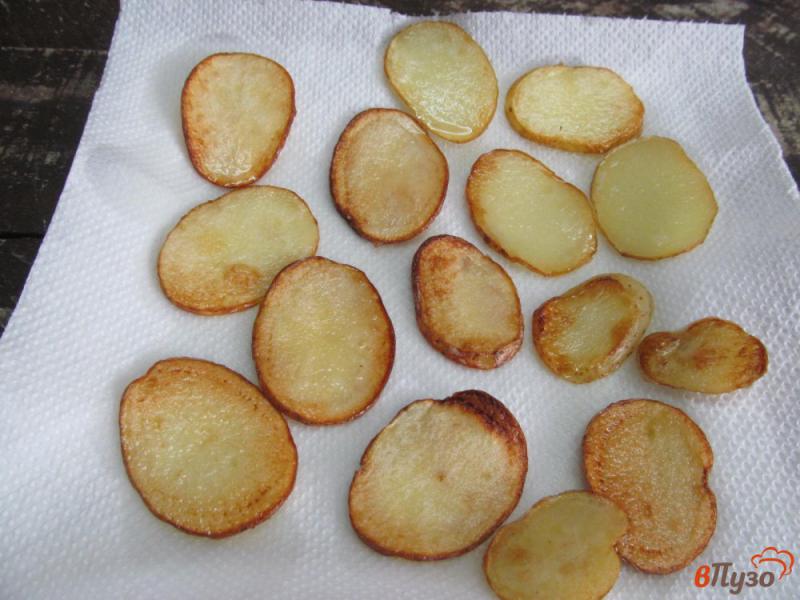 Фото приготовление рецепта: Картофельные чипсы яйцо и бутерброды с анчоусами шаг №3