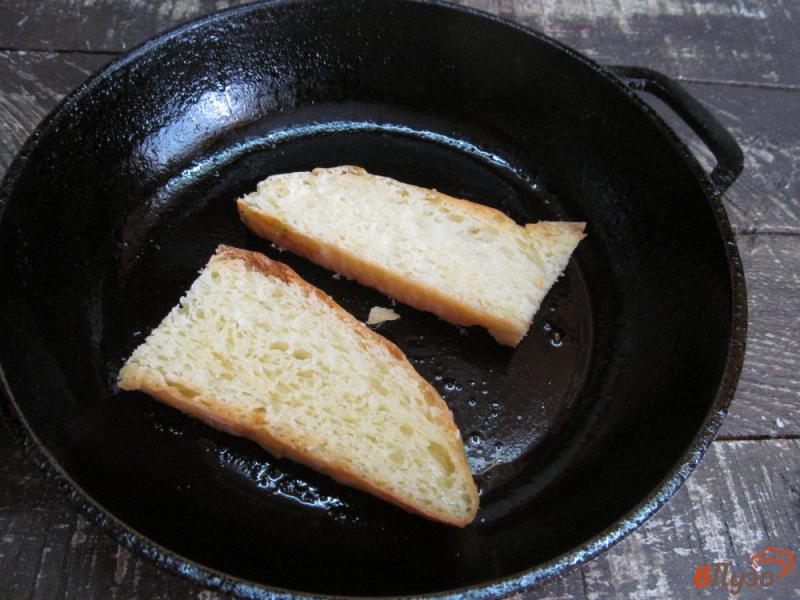Фото приготовление рецепта: Картофельные чипсы яйцо и бутерброды с анчоусами шаг №4