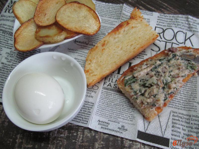 Фото приготовление рецепта: Картофельные чипсы яйцо и бутерброды с анчоусами шаг №5