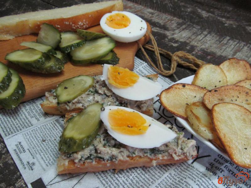 Фото приготовление рецепта: Картофельные чипсы яйцо и бутерброды с анчоусами шаг №6
