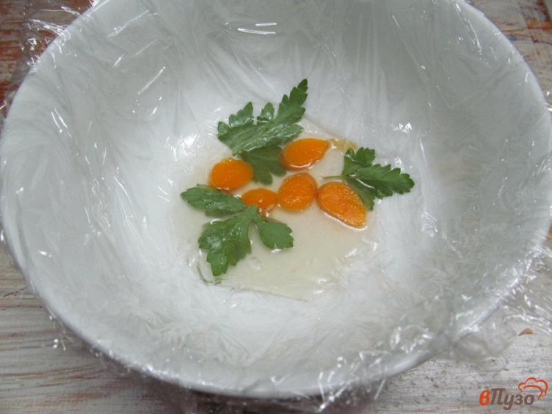 Фото приготовление рецепта: «Летнее» заливное из курицы с яйцом и кукурузой шаг №4