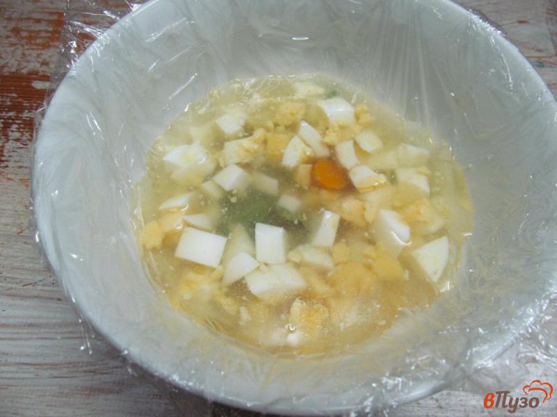 Фото приготовление рецепта: «Летнее» заливное из курицы с яйцом и кукурузой шаг №5