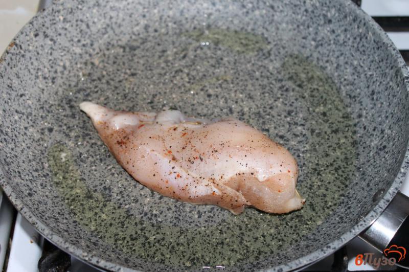 Фото приготовление рецепта: Куриная грудка фаршированная лососем шаг №7