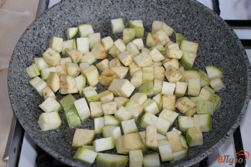 Фото приготовление рецепта: Теплый салат из кабачка, баклажанов и томатов шаг №3