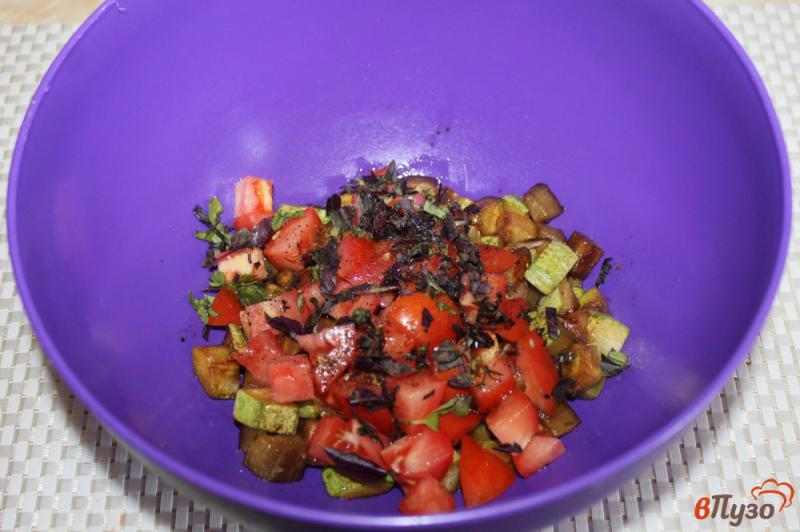 Фото приготовление рецепта: Теплый салат из кабачка, баклажанов и томатов шаг №7