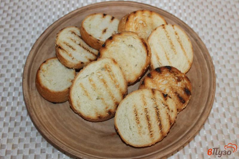 Фото приготовление рецепта: Тосты с сыром и оливковым маслом к обеду шаг №3