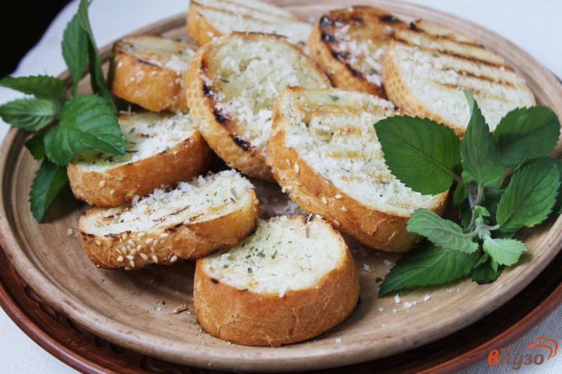 Фото приготовление рецепта: Тосты с сыром и оливковым маслом к обеду шаг №6
