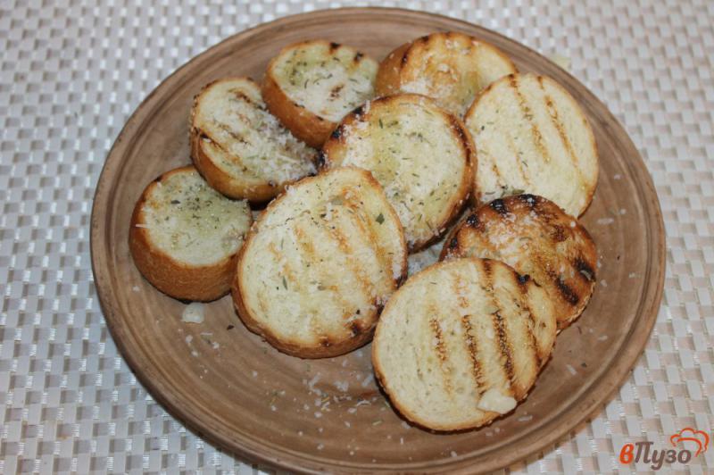 Фото приготовление рецепта: Тосты с сыром и оливковым маслом к обеду шаг №5