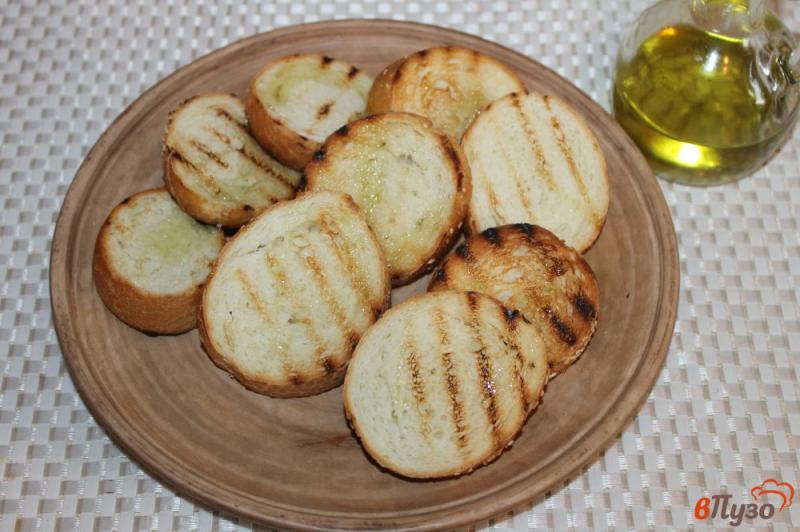 Фото приготовление рецепта: Тосты с сыром и оливковым маслом к обеду шаг №4