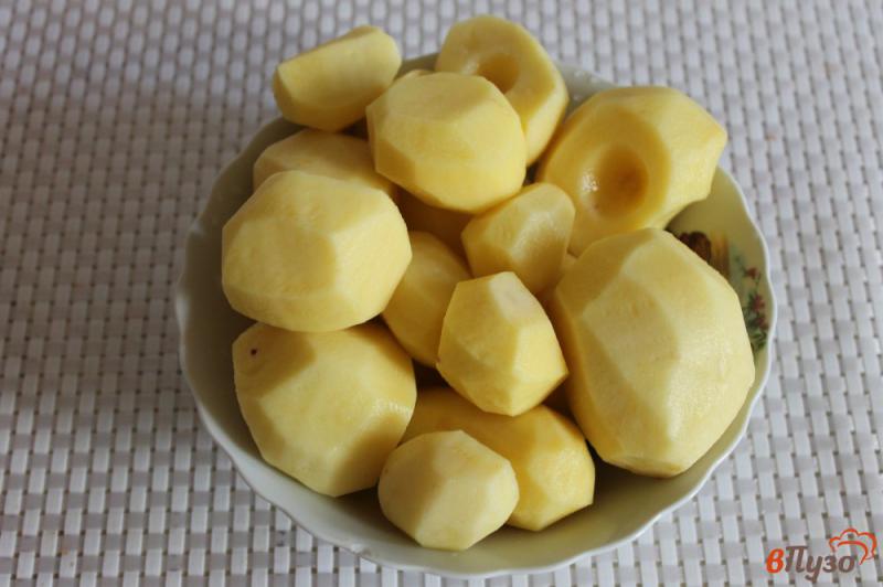 Фото приготовление рецепта: Жареный картофель с кабачком, грибами и морковью шаг №1
