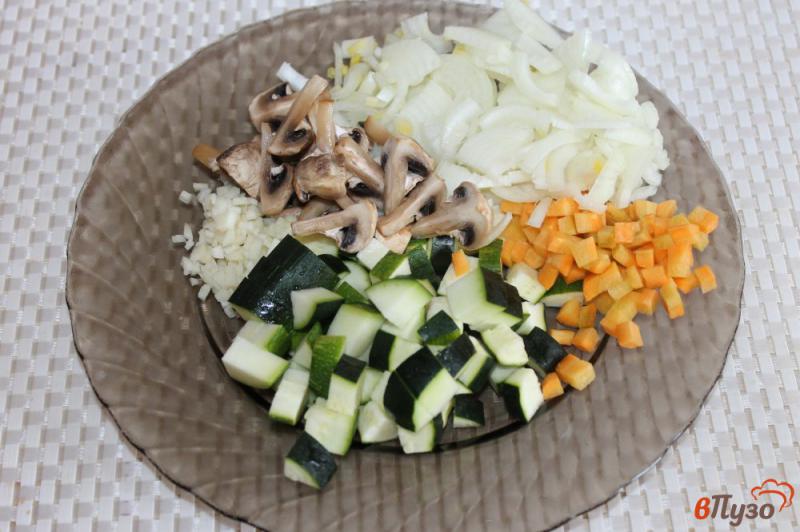 Фото приготовление рецепта: Жареный картофель с кабачком, грибами и морковью шаг №4