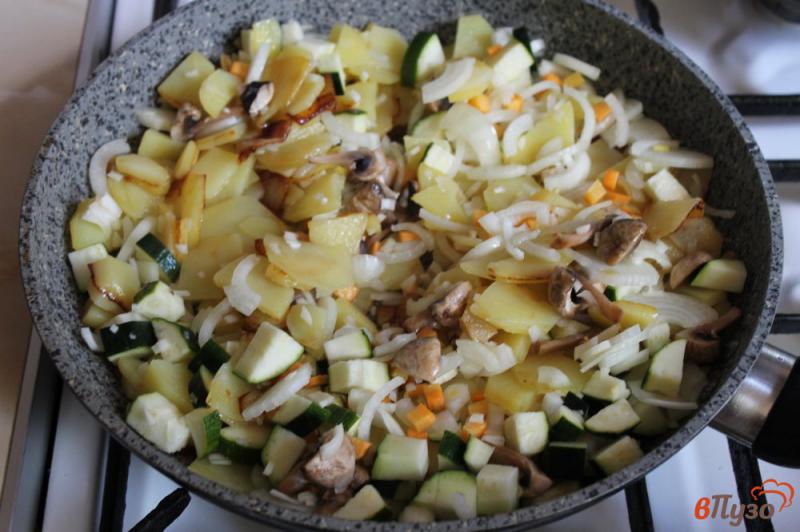 Фото приготовление рецепта: Жареный картофель с кабачком, грибами и морковью шаг №5