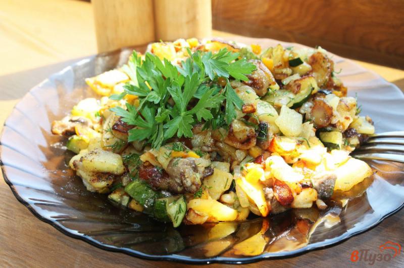 Фото приготовление рецепта: Жареный картофель с кабачком, грибами и морковью шаг №6