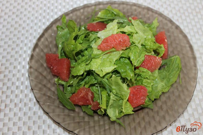 Фото приготовление рецепта: Салат с креветками и грейпфрутом шаг №2