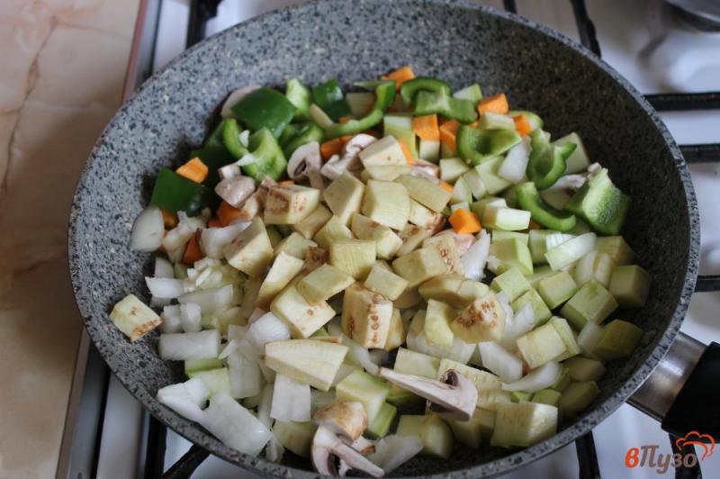 Фото приготовление рецепта: Рагу из кабачков, грибов и баклажанов со шпинатом шаг №4