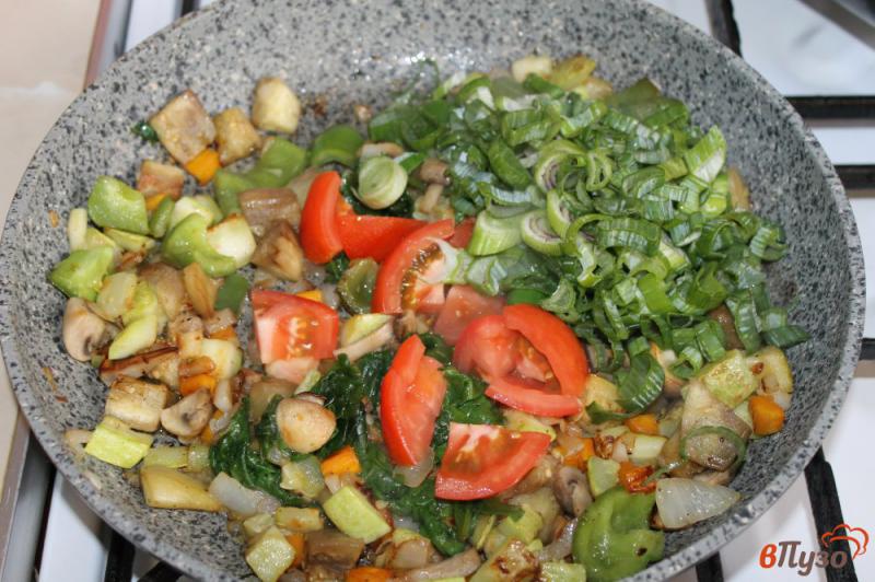 Фото приготовление рецепта: Рагу из кабачков, грибов и баклажанов со шпинатом шаг №5