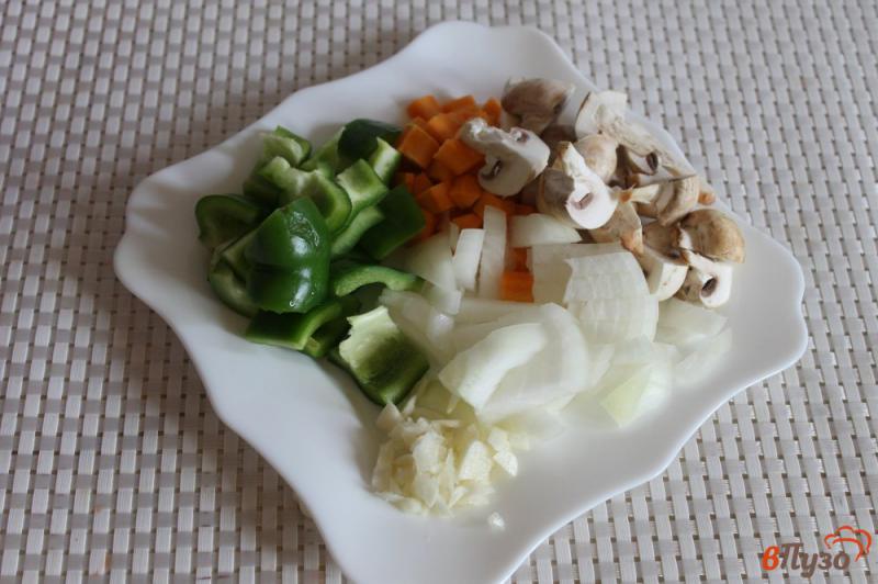 Фото приготовление рецепта: Рагу из кабачков, грибов и баклажанов со шпинатом шаг №3