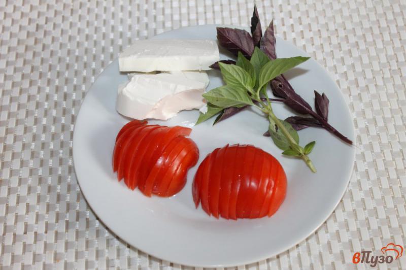 Фото приготовление рецепта: Баклажанные рулеты с фетой, помидорами и базиликом шаг №3