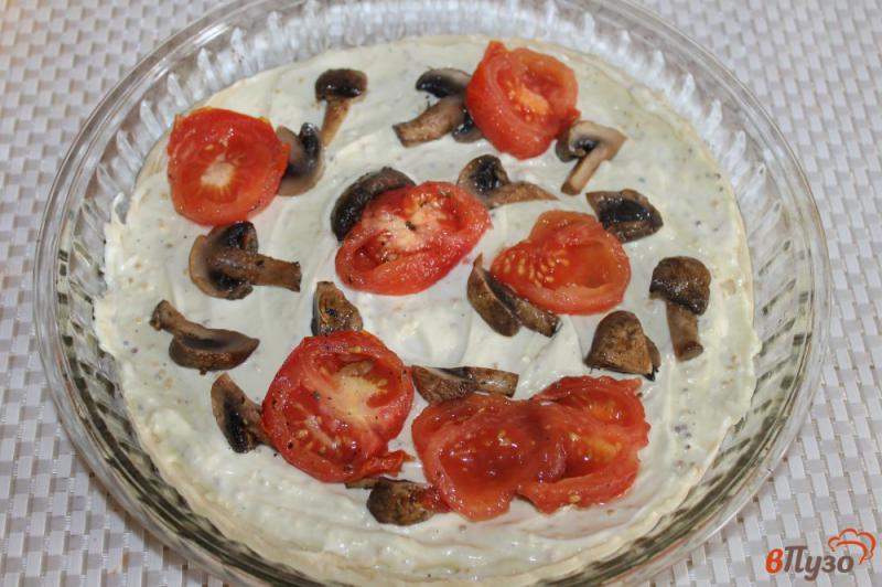 Фото приготовление рецепта: Пицца с ветчиной, курицей и помидорами шаг №5
