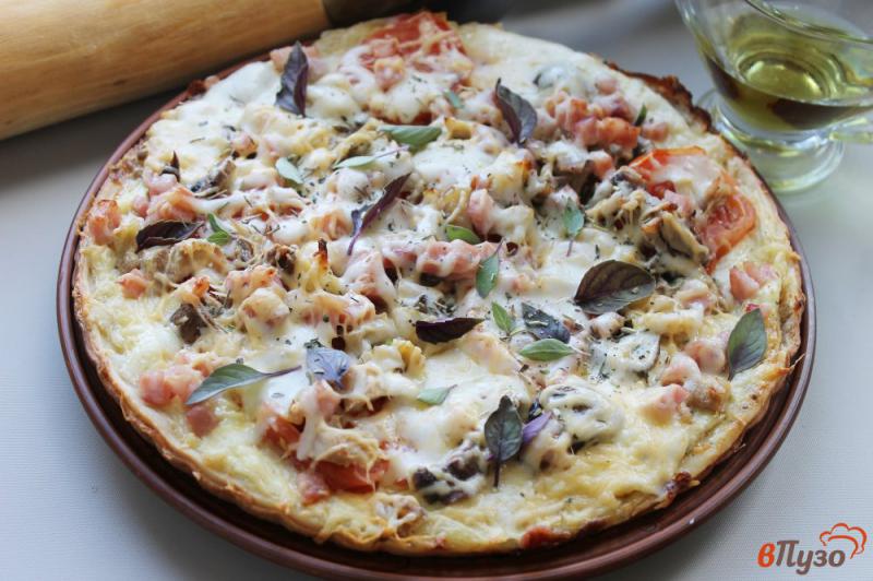 Фото приготовление рецепта: Пицца с ветчиной, курицей и помидорами шаг №8