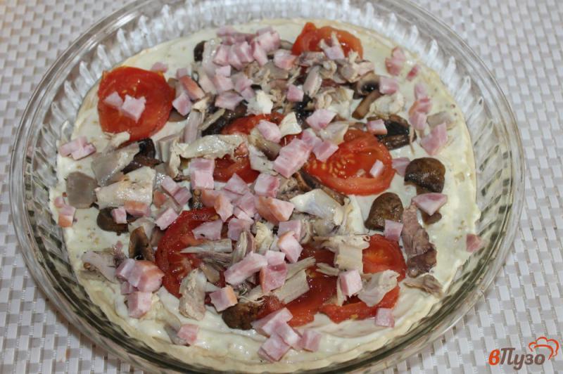 Фото приготовление рецепта: Пицца с ветчиной, курицей и помидорами шаг №6