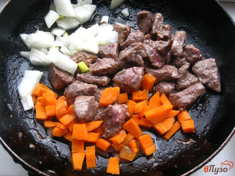 Фото приготовление рецепта: Говядина с черносливом и грибами шаг №6