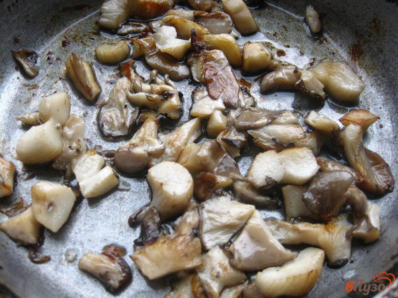 Фото приготовление рецепта: Говядина с черносливом и грибами шаг №7