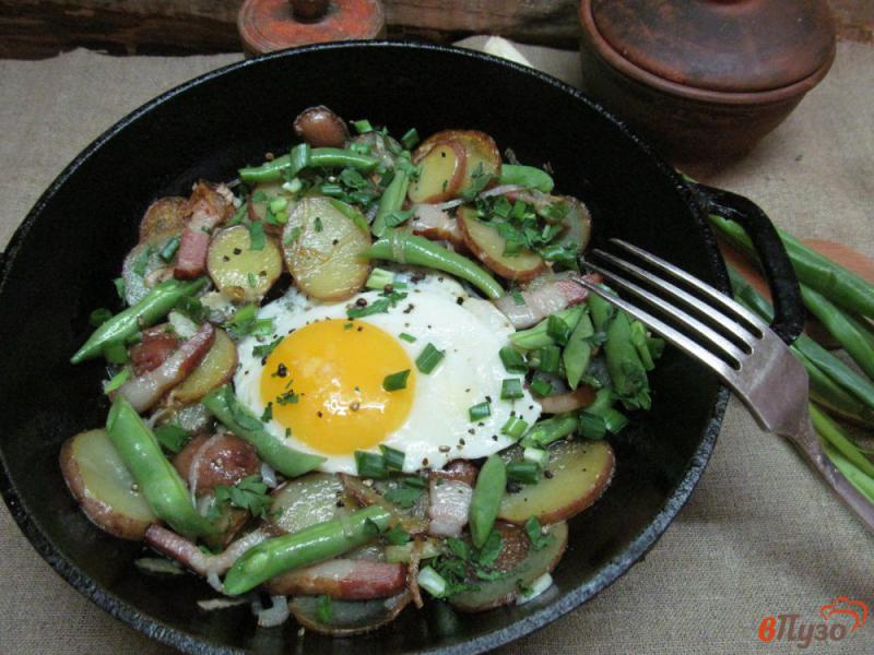 Фото приготовление рецепта: Деревенский завтрак из молодого картофеля с фасолью и грудинкой шаг №7