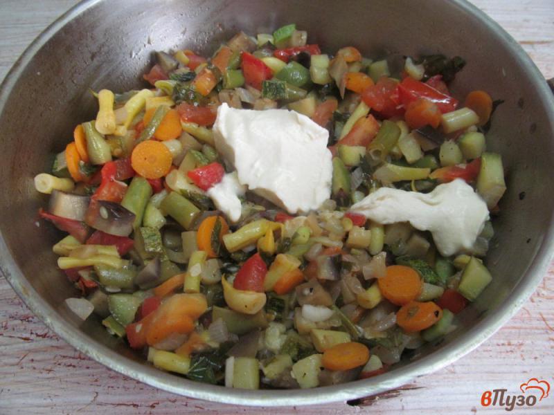 Фото приготовление рецепта: Рагу из овощей со стручковой фасолью и сметаной шаг №5