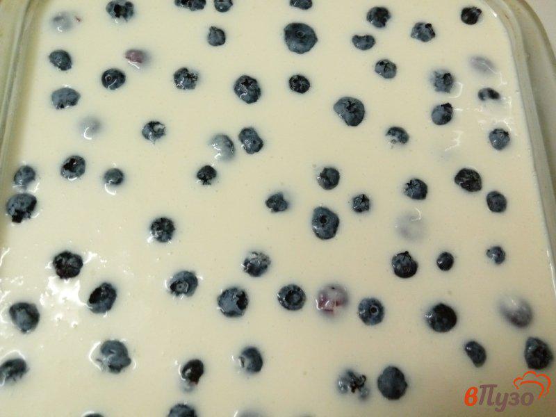 Фото приготовление рецепта: Десерт желейный с голубикой и вишнями шаг №6