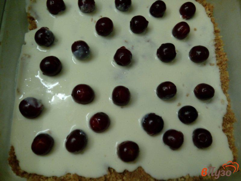 Фото приготовление рецепта: Десерт желейный с голубикой и вишнями шаг №5