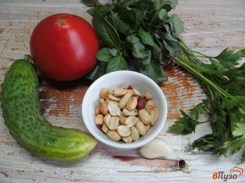 Фото приготовление рецепта: Овощной салат под ореховым соусом шаг №1